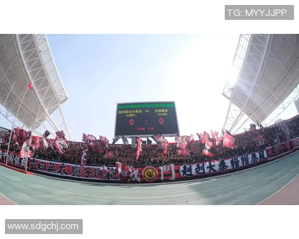 足球明星亲和力揭秘：如何赢得球迷心与场外魅力的完美结合